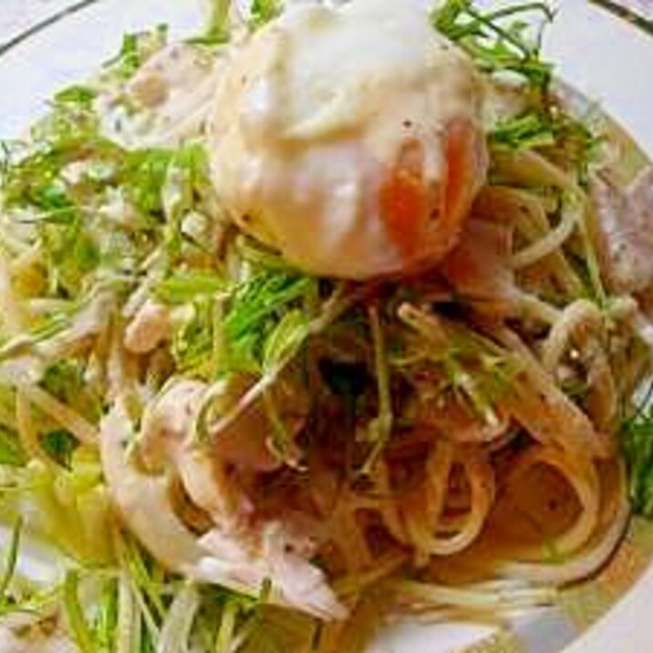 サラダパスタ　クリームチーズソース温泉たまごのせ